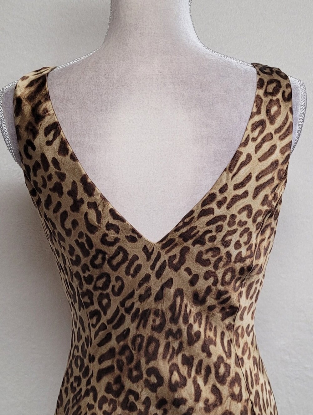 90s Vintage Jones New York Signature Silk Satin Leopard Print V-neck Midi Dress - Picture 7 of 9